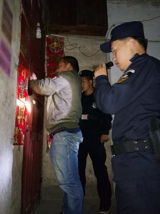 黄山粗心妈妈误将幼女锁家中 民警全城寻开锁师傅开门